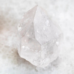 Cristal de Roche : Guide Complet pour Purifier Vos Pierres