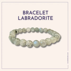 Gros plan sur le bracelet labradorite, mettant en valeur sa texture et ses nuances de couleurs protectrices
