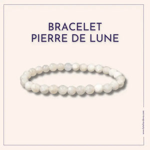 Gros plan sur le bracelet pierre de lune, mettant en valeur ses perles rondes de 6 à 7 mm sur un fond neutre