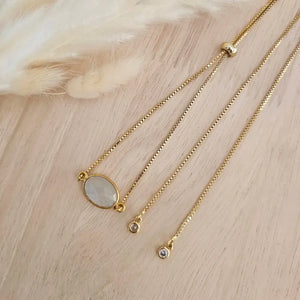 Collier pierre du signe Cancer avec une pierre naturelle en aventurine, quartz rose ou pierre de lune, chaîne dorée ajustable, présenté sur un fond neutre, illustrant un bijou astrologique personnalisé pour le signe du Cancer
