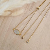 Collier pierre du signe Cancer avec une pierre naturelle en aventurine, quartz rose ou pierre de lune, chaîne dorée ajustable, présenté sur un fond neutre, illustrant un bijou astrologique personnalisé pour le signe du Cancer