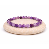 Bracelet perles rondes d'améthyste naturelle évoquant l'élégance, l'apaisement, l'harmonie et la protection pour le bien-être émotionnel et spirituel