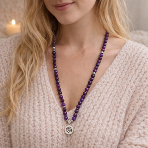 mâlâ de 108 perles améthyste porté autour du cou