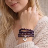 mâlâ de 108 perles améthyste porté au poignet